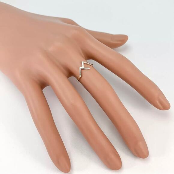 Beautiful solid 925 Sterling Silver mountain top dainty design ring - Picture 5 of 6